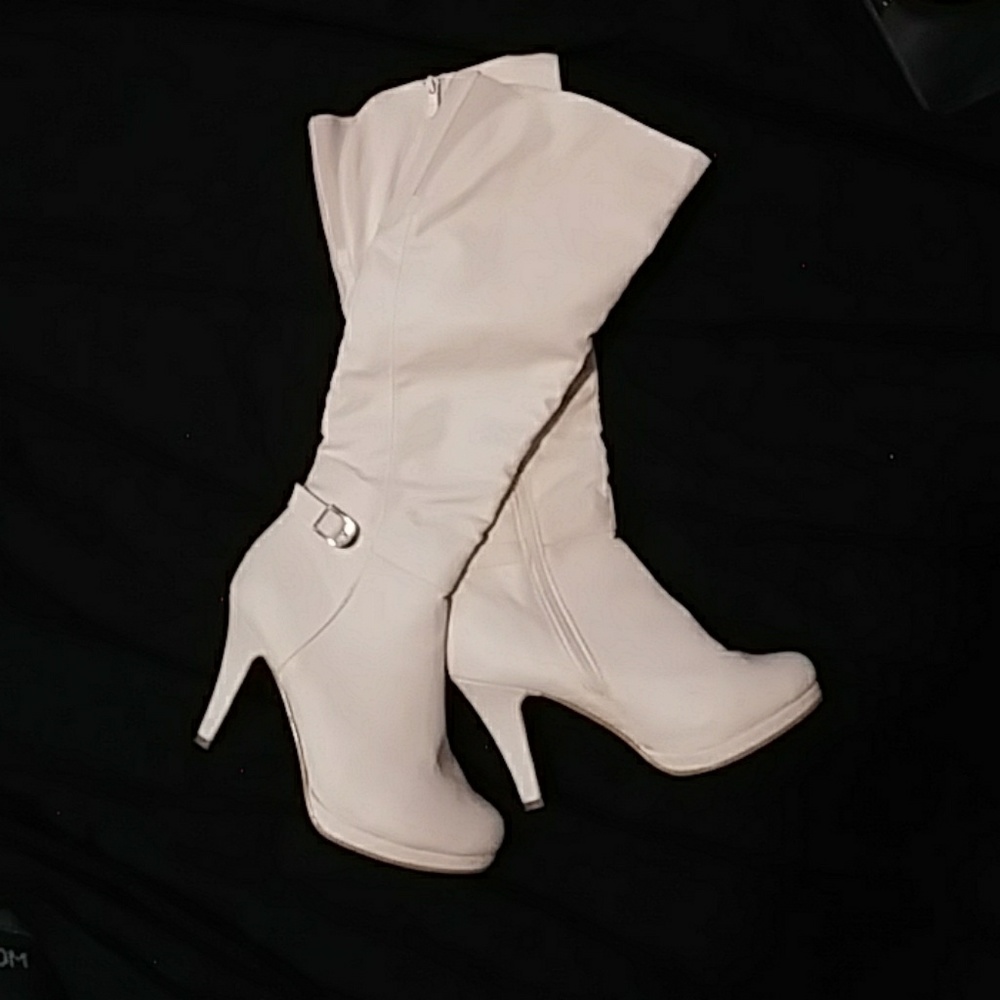 Knee high heeled White voot